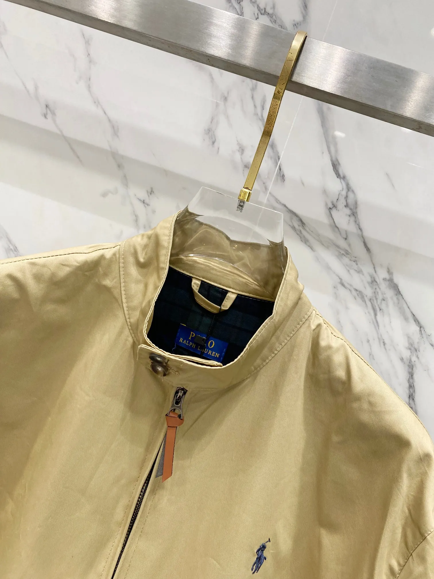 P290 -Ralph Lauren/Ralph Lauren classic men's and women's old cadre zipper stand collar jacket - the same style as Yi Mengling. Recommended by many fashion bloggers, the Harrington jacket's lapel zipper windproof design perfectly blends casual style and street trend elements, making it very suitable for neutral wear. The fabric texture of the jacket is excellent and comfortable to wear. It is a very versatile and trendy jacket. Original development, 100% pure cotton fabric, exquisite embroidery, evergreen style for all seasons, feel free to buy it, retro will never go out of style!  Color: Khaki Size: /M/L/XL M: Shoulder width 52, length 70, bust 122, sleeve length 66 L: Shoulder width 53, length 72, bust 126, sleeve length 67.5 XL: Shoulder width 54, length 74, chest 130, sleeve length 69